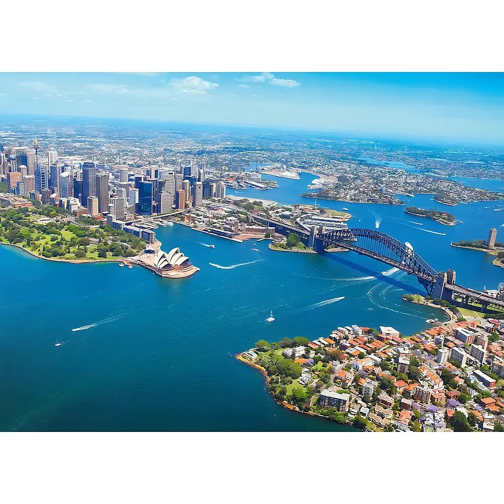 Luftaufnahme von Sydney mit Opernhaus, Hafenbrücke und glitzerndem Wasser.