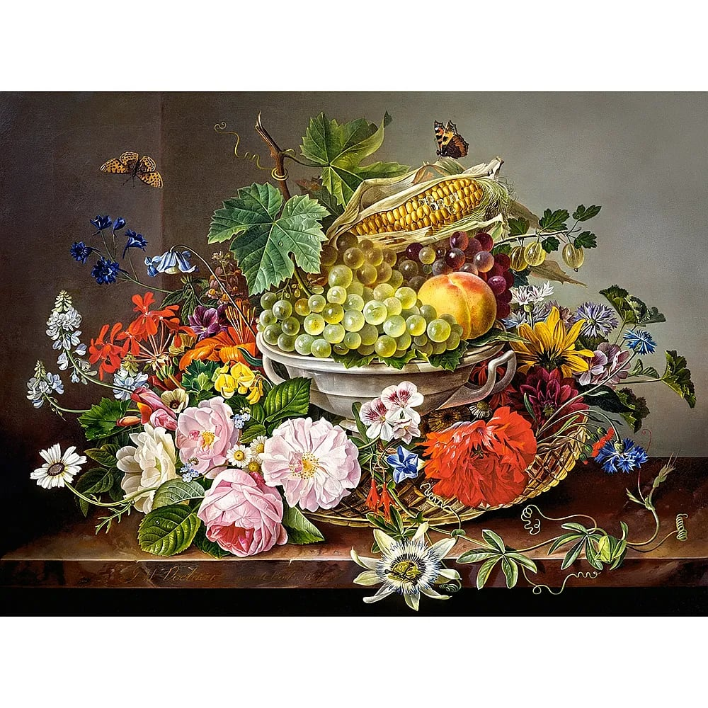 Stilleben mit einem Becken voller Früchte, umgeben von bunten Blumen und Schmetterlingen auf dunklem Hintergrund.