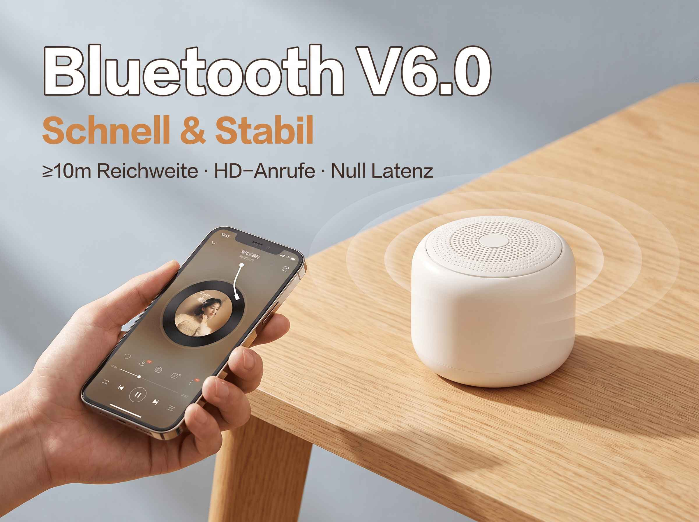 Hand hält Smartphone mit Musik-App neben einem runden weißen Bluetooth-Lautsprecher auf Holz-Tisch.