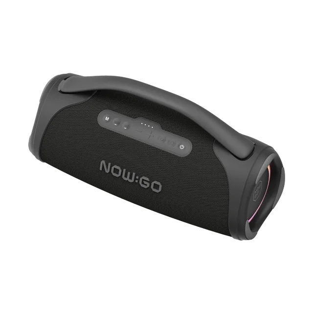 Czarny cylindryczny głośnik Bluetooth z uchwytem, przyciskami sterującymi i nazwą marki NOW:GO z przodu.