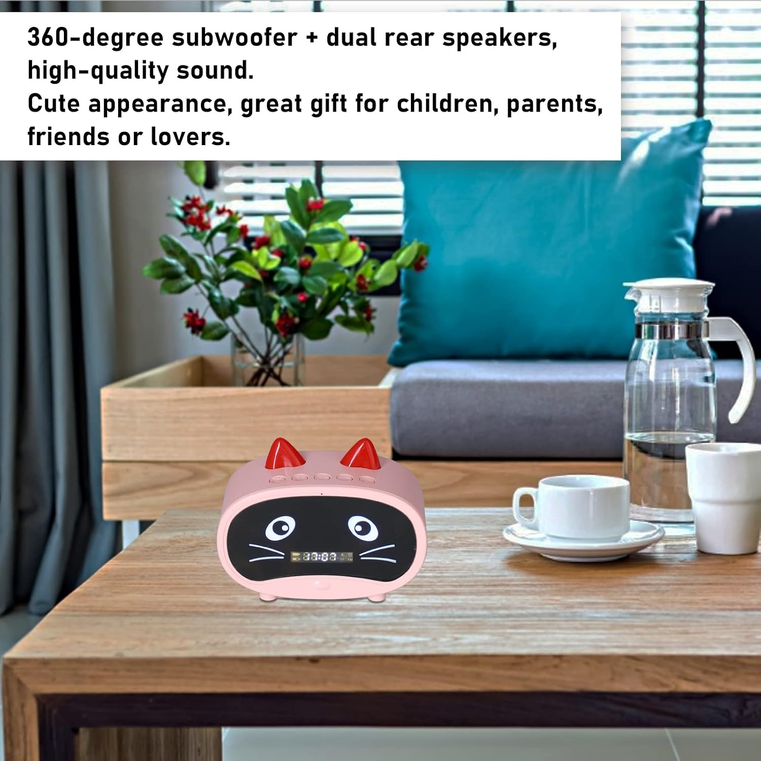 Ein rosafarbener katzenförmiger Wecker auf einem Holztisch mit Wasserkrug und Tassen.
