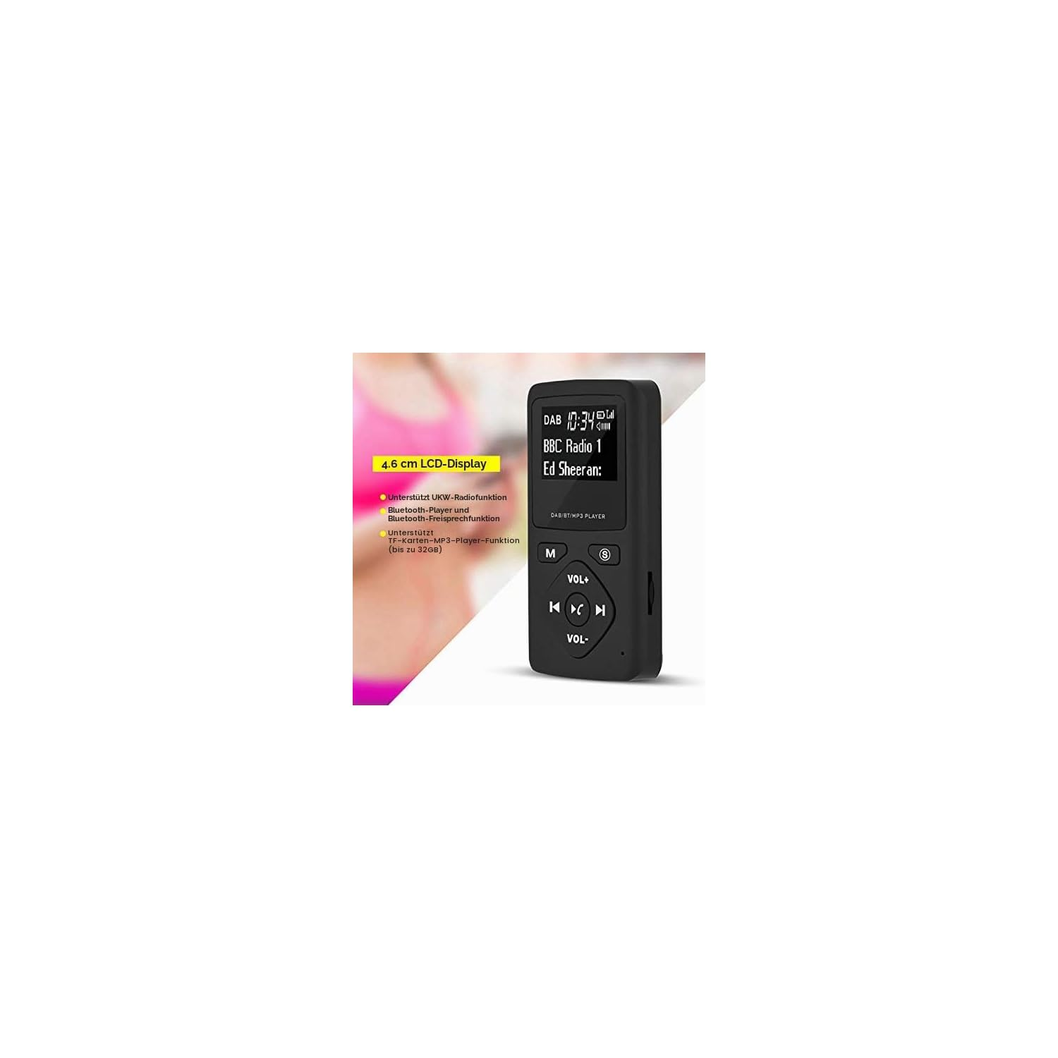Ein schwarzer DAB-MP3-Player mit LCD-Display und Bedientasten vor einem unscharfen Hintergrund.