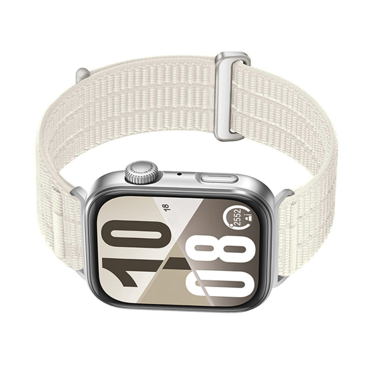 Eine silberne Smartwatch mit einem beigen Nylonarmband und digitalem Zifferblatt auf weißem Hintergrund.