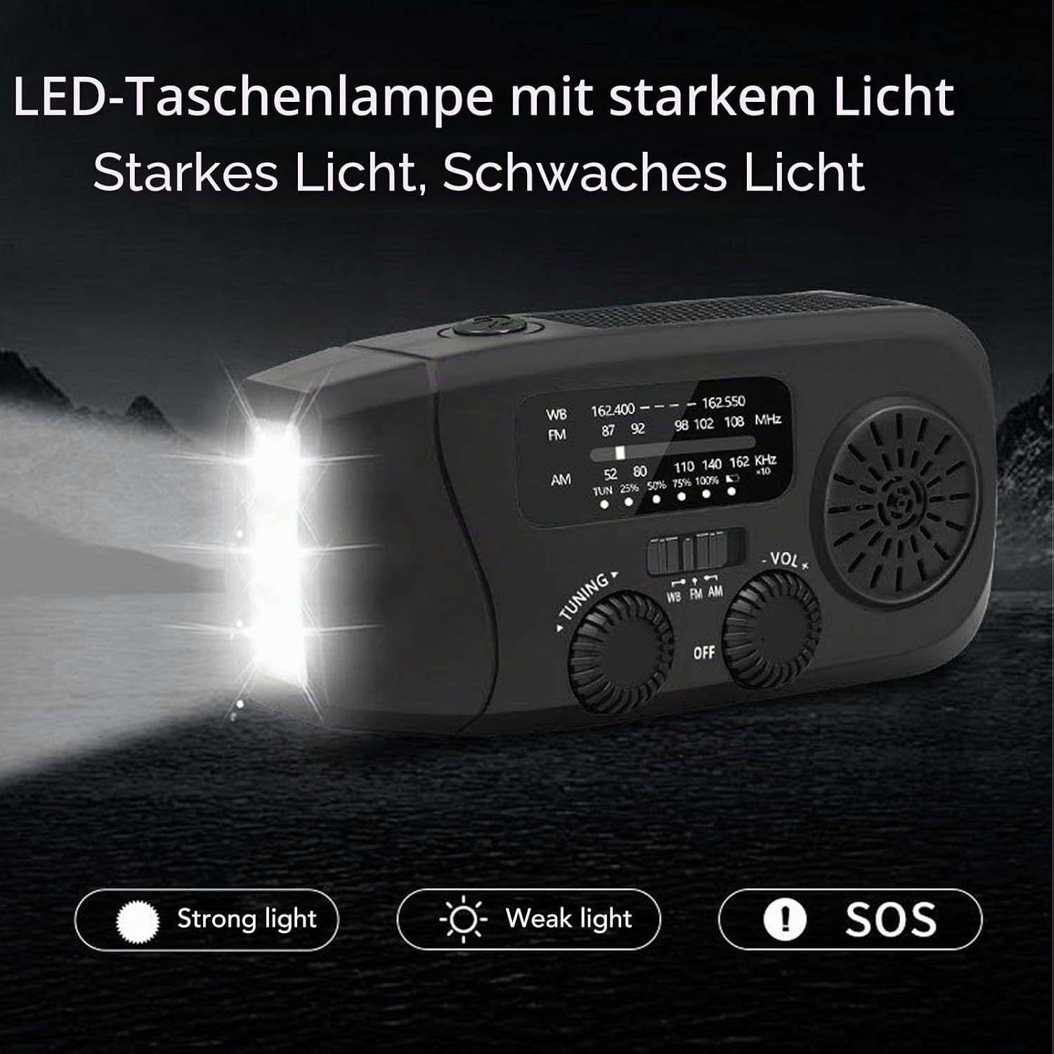 Ein schwarzes Notkurbelradio mit eingeschalteter LED-Taschenlampe vor dunklem Hintergrund.