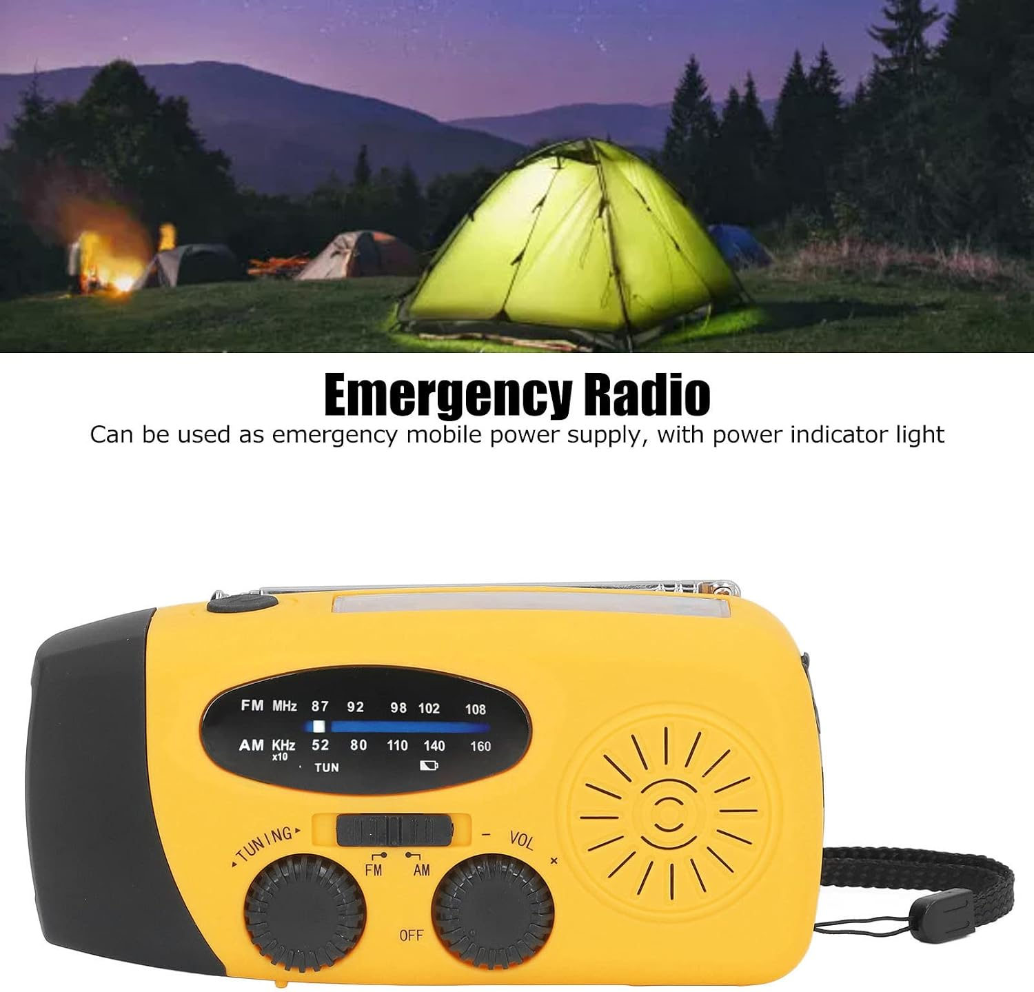Gelbes Notfallradio mit Lampe vor einer nächtlichen Campinglandschaft mit beleuchtetem Zelt.