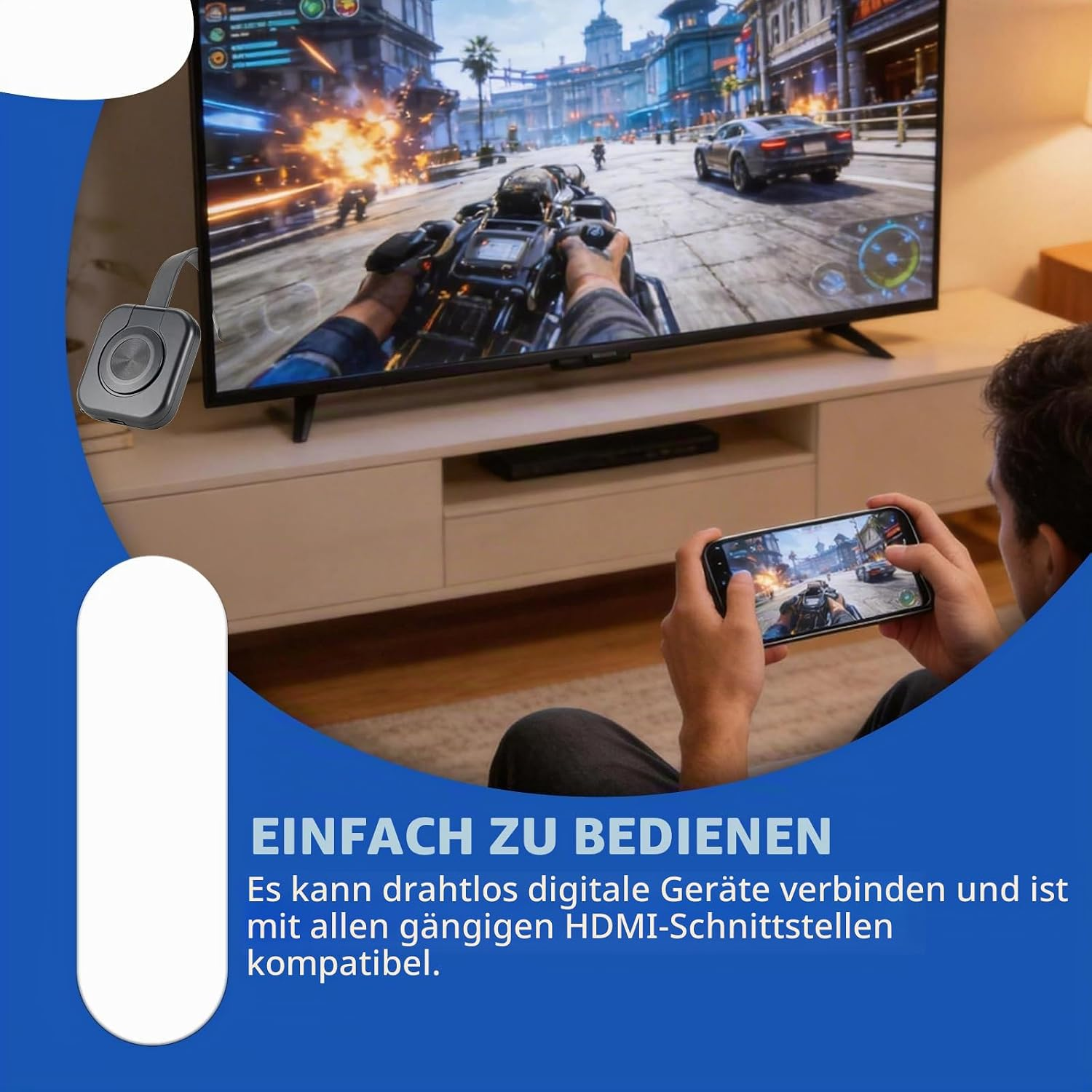 Ein Mann spielt mit einem Smartphone ein Rennspiel, das drahtlos auf den großen Fernseher übertragen wird.