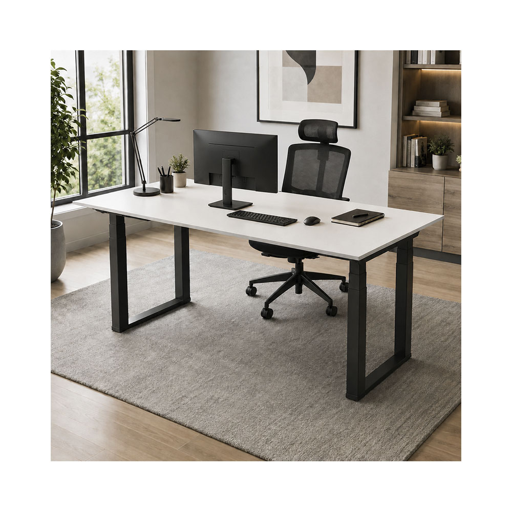 Bureau moderne avec un bureau blanc, une chaise noire, un moniteur et une lampe sur un tapis gris.