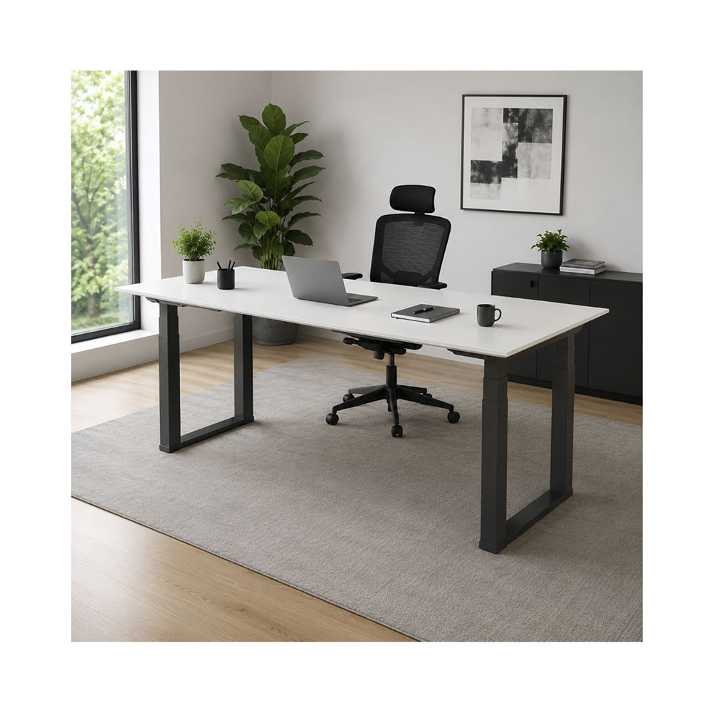 Un bureau moderne avec un bureau assis-debout blanc, une chaise noire, un ordinateur portable et des plantes.