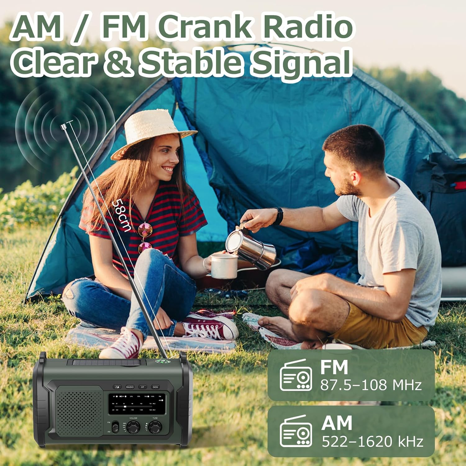 Ein Paar campt an einem Zelt, während im Vordergrund ein grünes Kurbelradio mit ausgefahrener Antenne auf dem Gras steht.