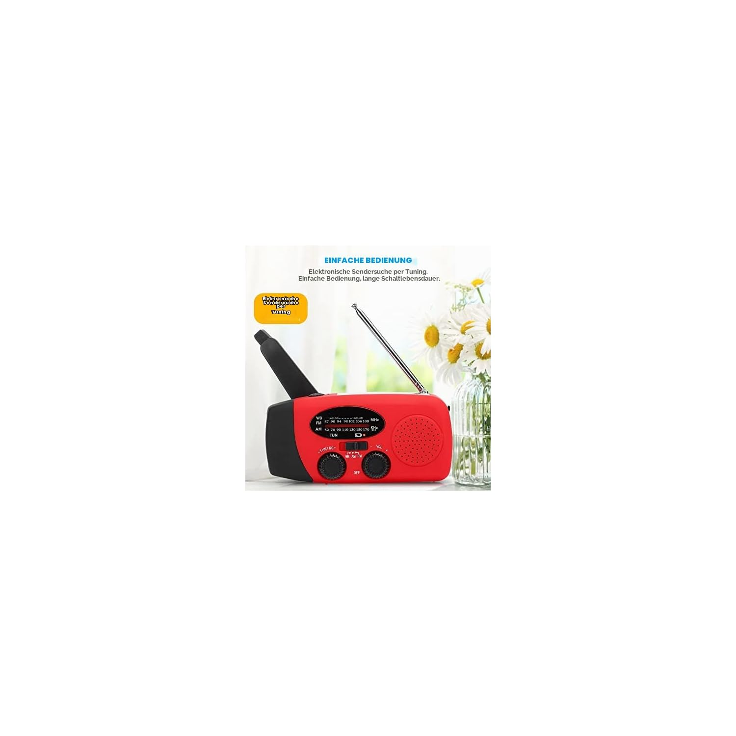 Ein rotes Notrufradio mit Antenne und Kurbel steht vor einer Vase mit weißen Blumen auf einem Tisch.