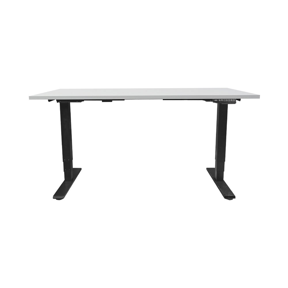 Una moderna scrivania regolabile in altezza con piano bianco e gambe in metallo nero su sfondo bianco.