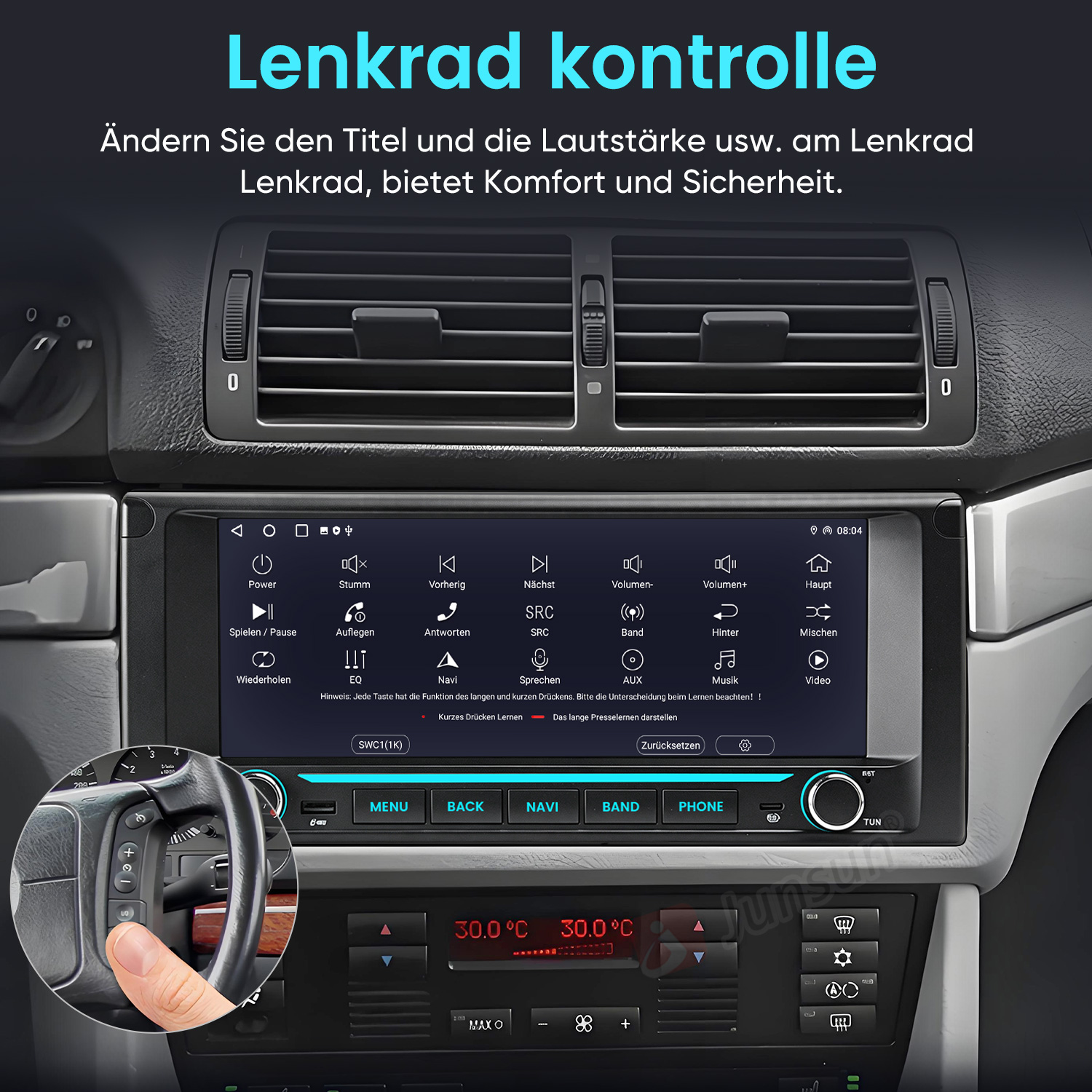 Autoinnenraum mit Touchscreen-Display und Lenkradsteuerung im Dashboard.