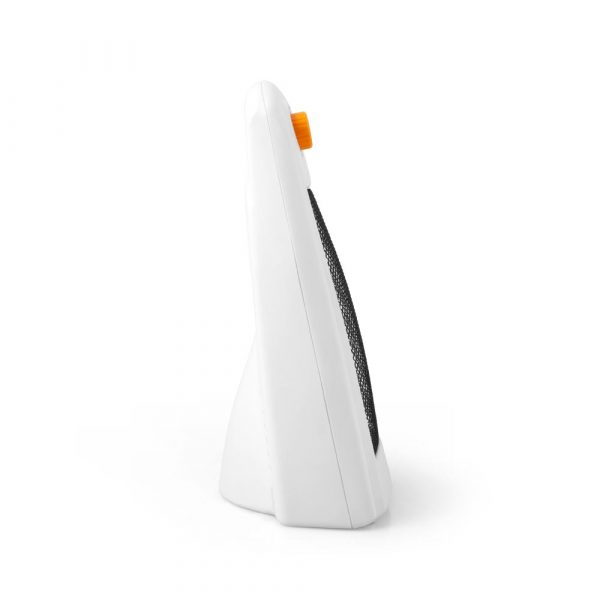 Vista lateral de un calefactor eléctrico blanco con rejilla negra y dial naranja sobre fondo blanco.