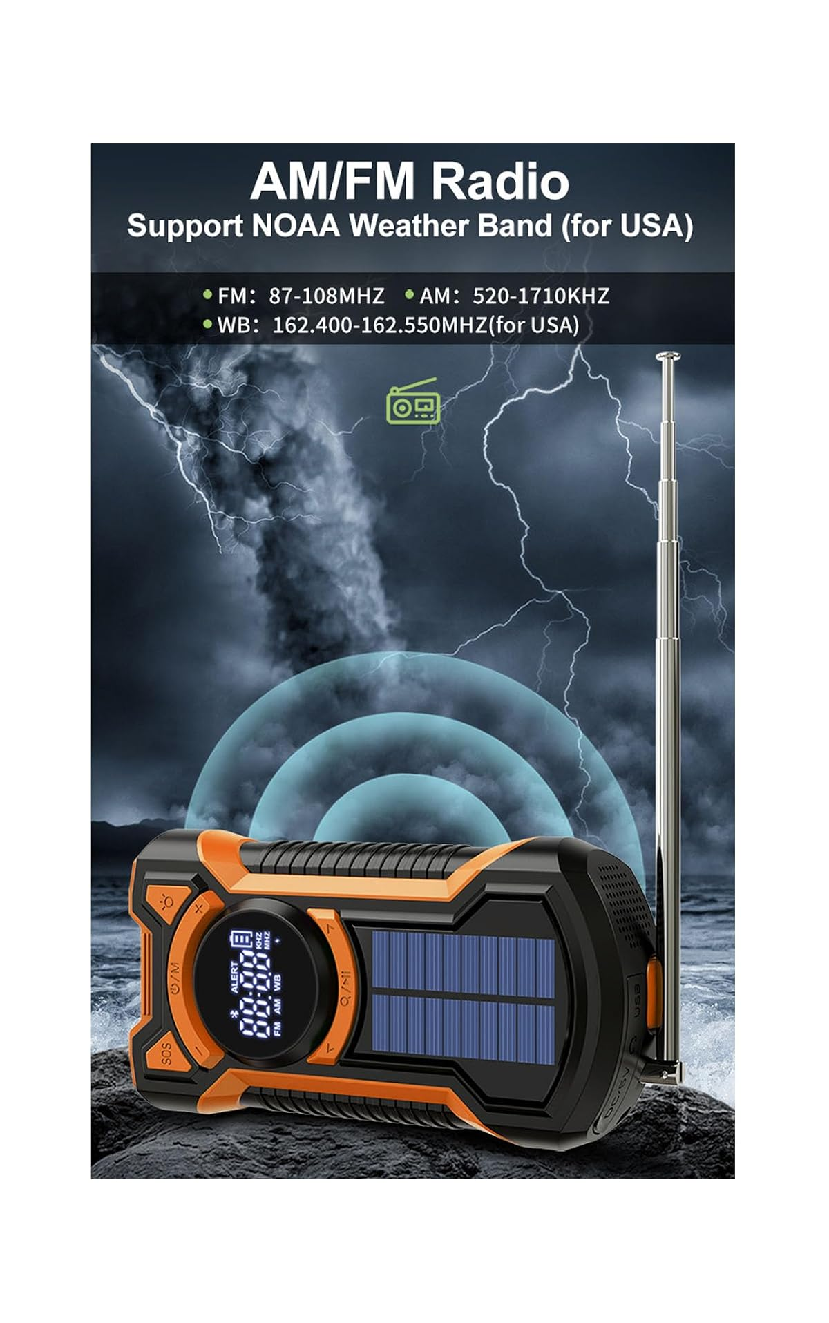 Notfall-AM/FM-Radio mit Solarpanel und Antenne vor stürmischem Wolkenhintergrund.