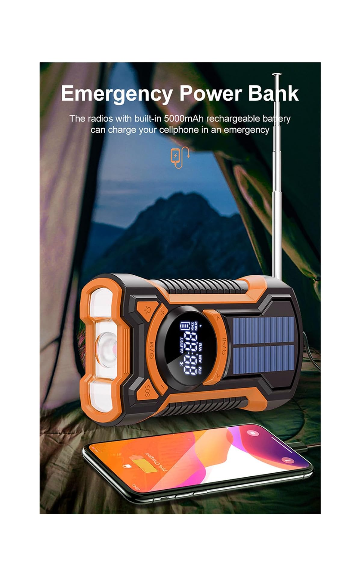 Notfall-Powerbank-Radio mit Solarmodul und Antenne lädt ein Smartphone vor einer Zeltlandschaft.
