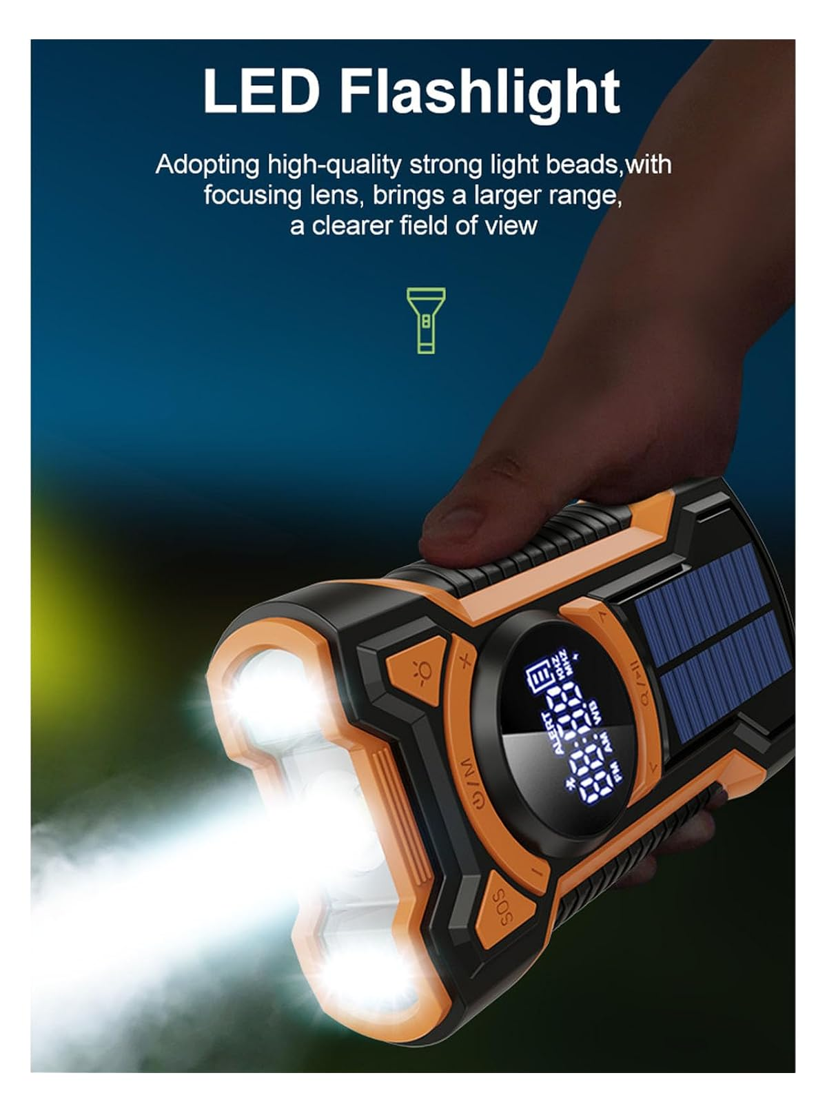 Eine Hand hält eine orange-schwarze LED-Taschenlampe mit Solarpanel, Digitalanzeige und hellem Lichtkegel.