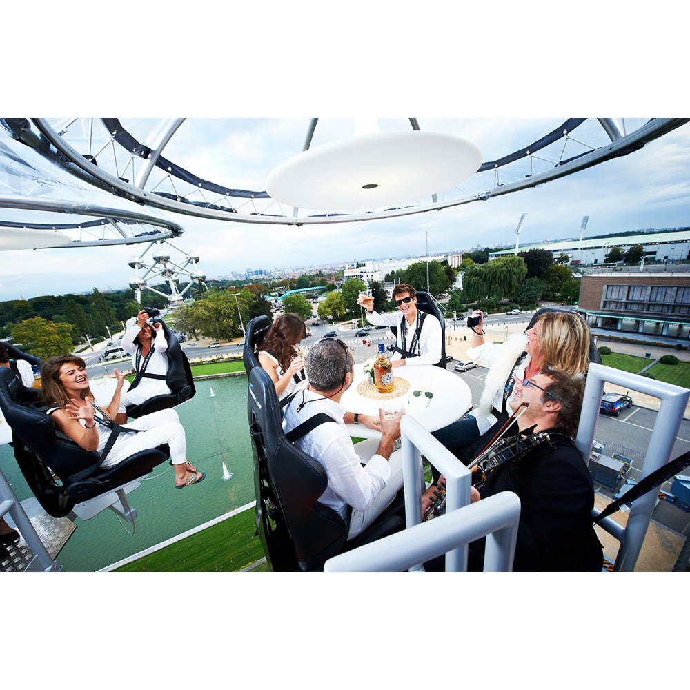 Menschen essen und sozialisieren in einem schwebenden Restaurant mit Panoramablick.