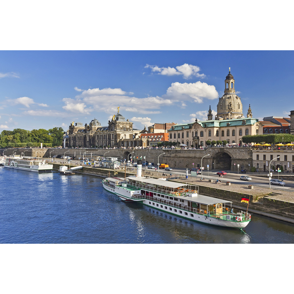 Blick auf Dresden mit der Elbe, Raddampfern und historischen Gebäuden unter blauen Himmel.