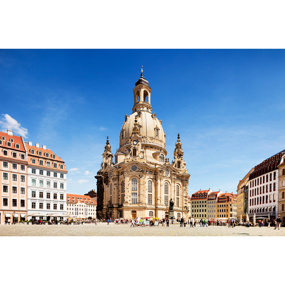 Dresdner Frauenkirche auf dem Neumarkt an einem sonnigen Tag mit blauem Himmel.