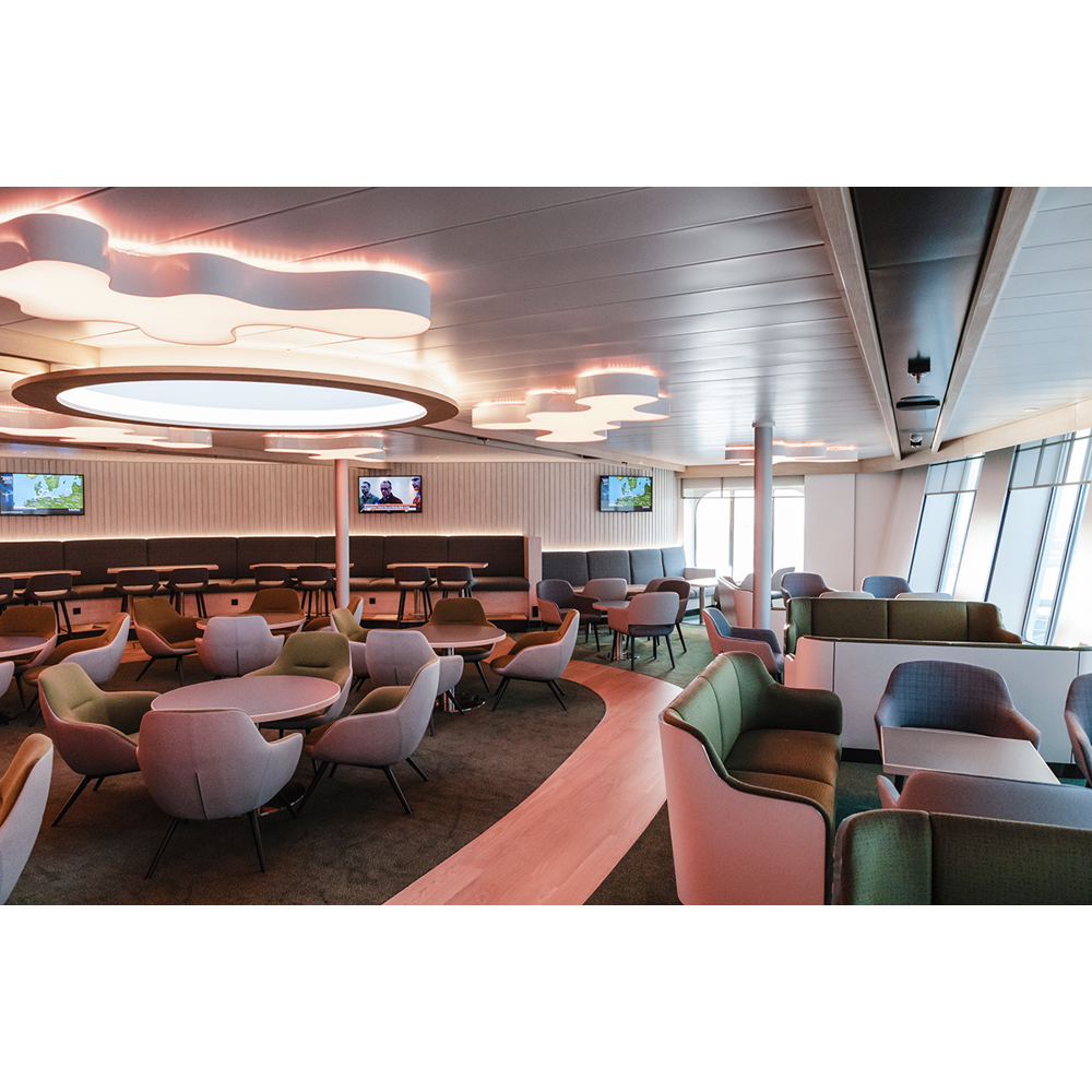 Moderne Lounge mit grauen und grünen Stühlen, runden Tischen, Holzfussboden und wolkenförmigen Deckenleuchten.