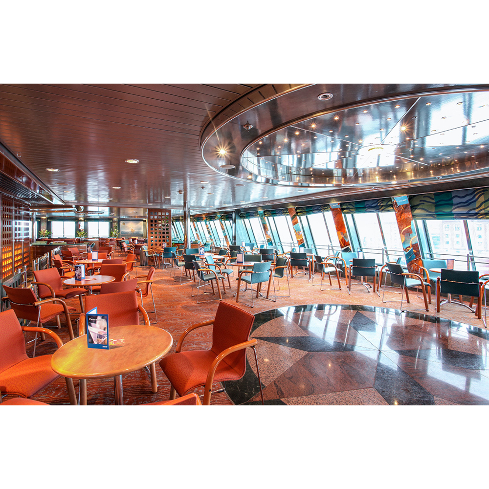 Moderne Schiffsbar mit orangen Stühlen, runden Tischen, Holzwänden, großen Fenstern und glänzender Decke.