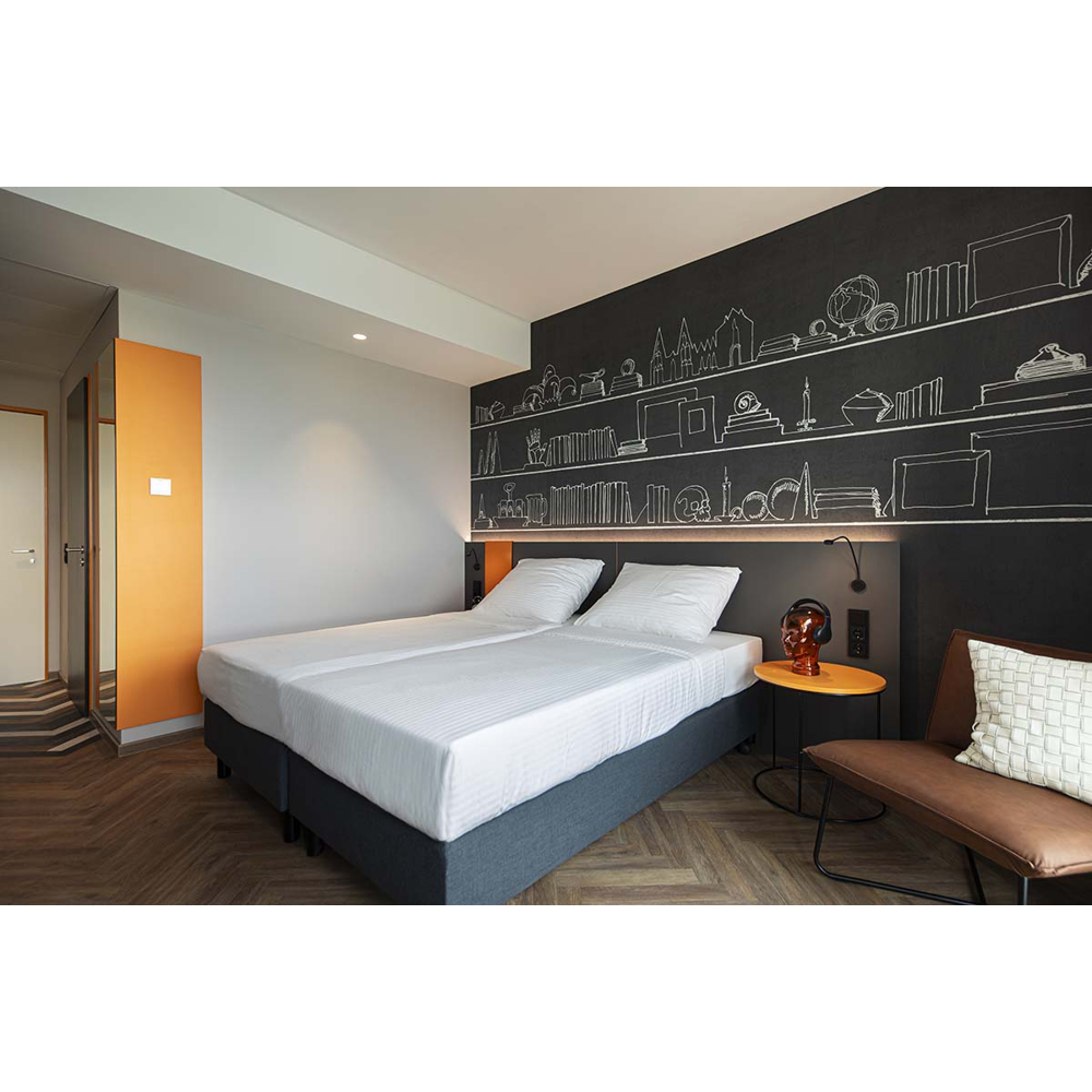 Moderne Schlafzimmer mit großem Doppelbett, Holzboden und einer schwarz-weißen Wandzeichnung von Regalen.