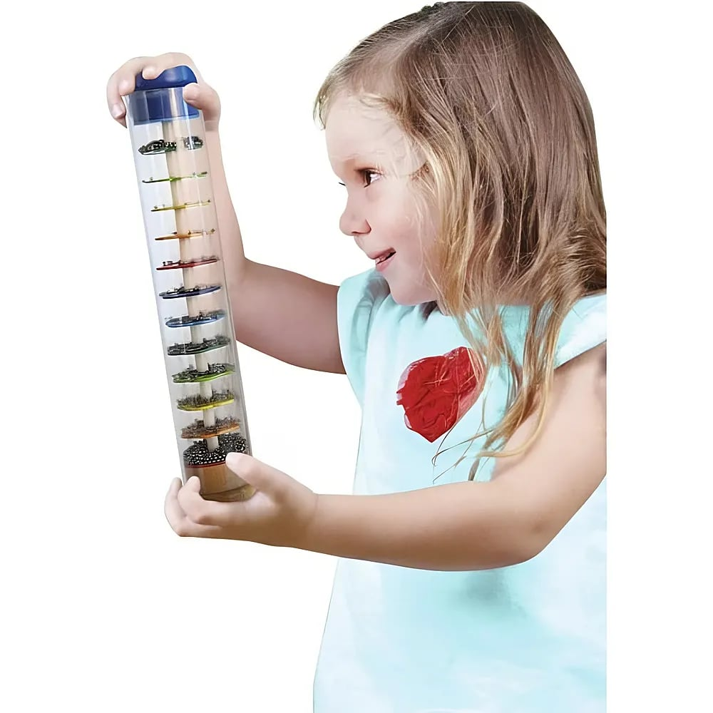 Kleines Mädchen hält ein langes, transparentes Regenmacher-Spielzeug mit bunten Perlen im Inneren.