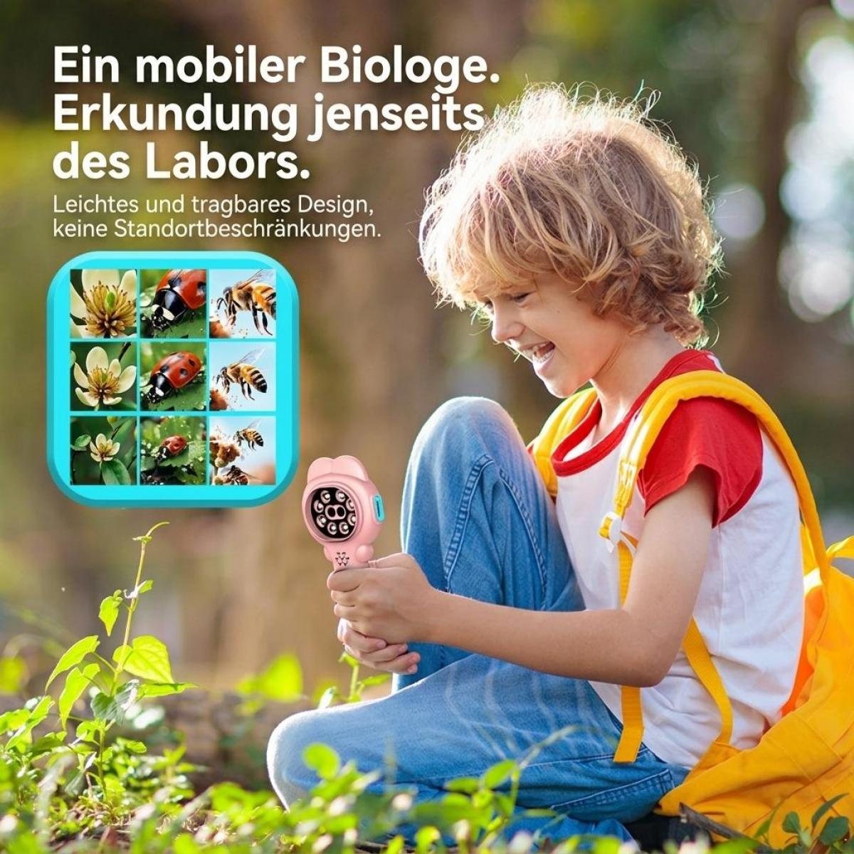 Ein Kind mit Rucksack sitzt draußen im Grünen und betrachtet ein rosa Spielzeugmikroskop.