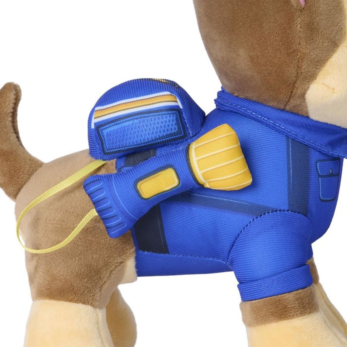 Plüschtier-Hund mit blauer Uniform und aufgesetztem Rucksack auf weißem Hintergrund.
