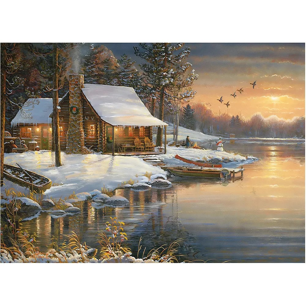 Verschneite Blockhütte am See bei Sonnenuntergang mit Booten, Kaminfeuer und fliegenden Vögeln am Himmel.