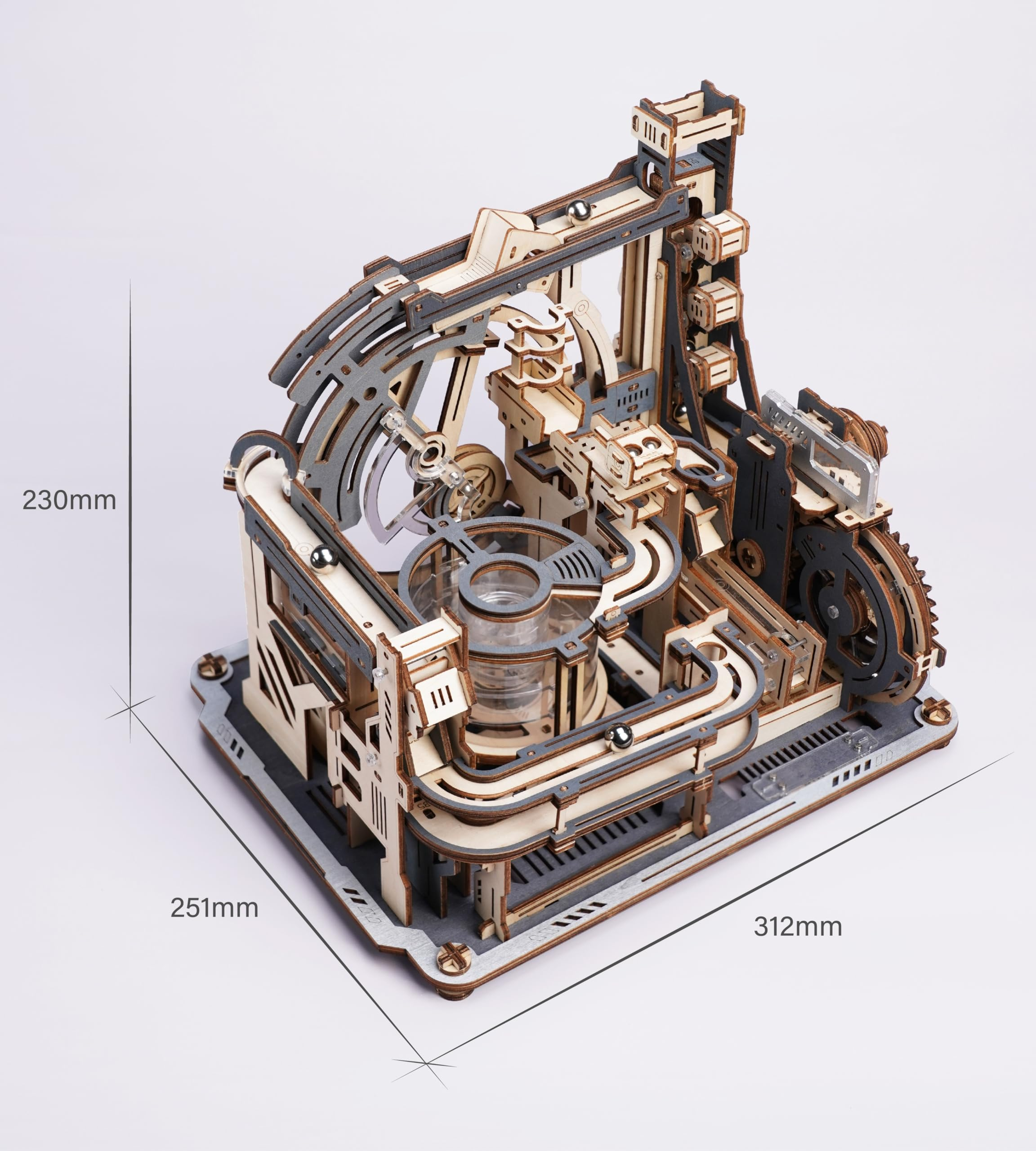 Un modèle de circuit à billes en bois avec des engrenages et des billes en métal sur fond blanc.