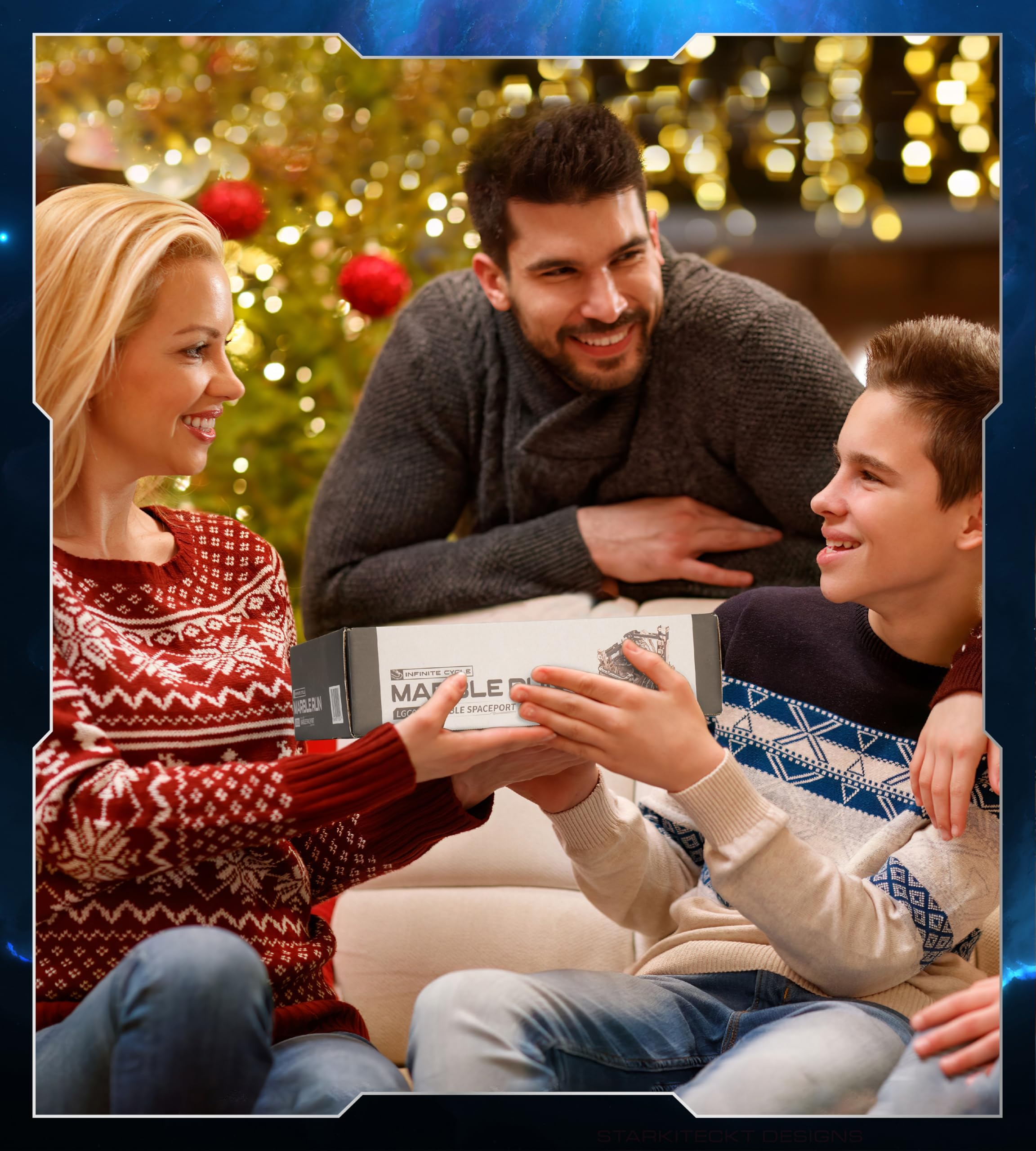 Une famille de trois personnes souriant à l'intérieur, une femme et un garçon tenant un cadeau, près d'un sapin.