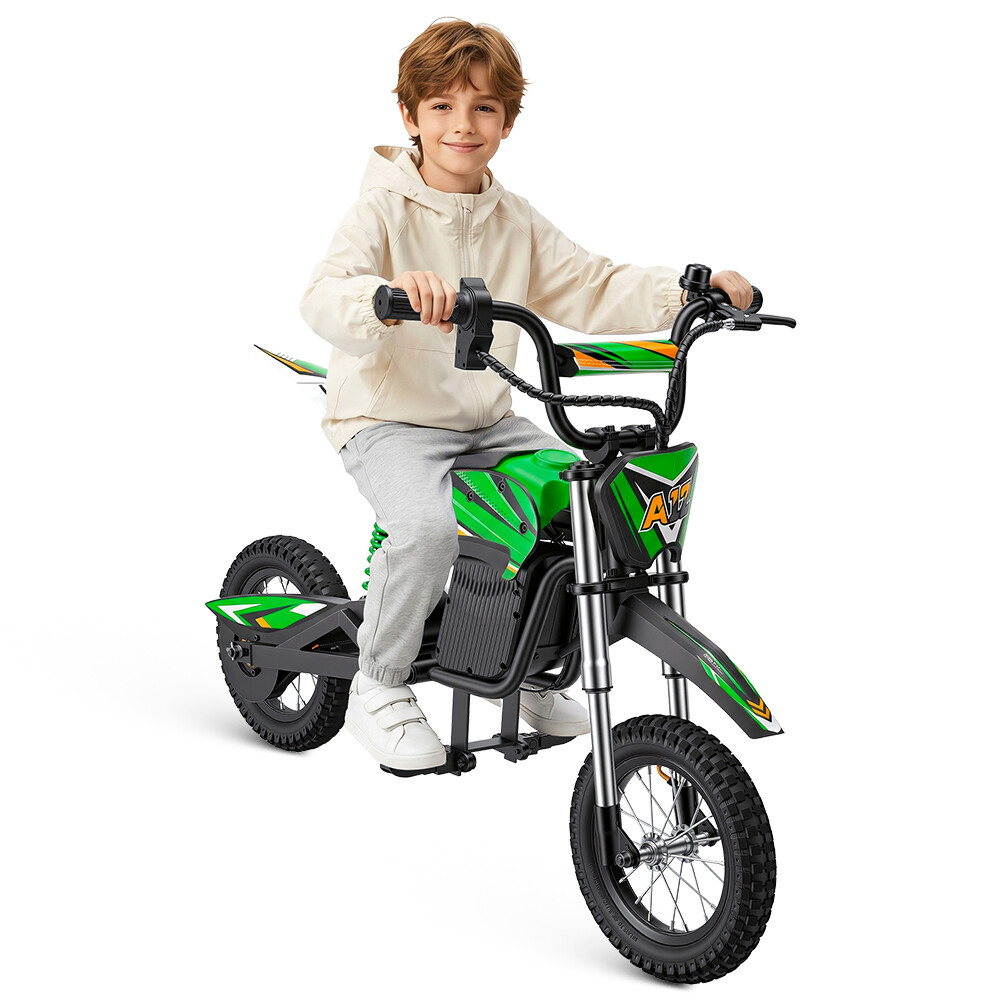 Un ragazzo con felpa color crema siede fiero su una minimoto elettrica verde e nera.