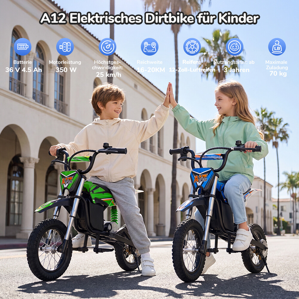 Due bambini si danno il cinque guidando minimoto elettriche davanti a un edificio.