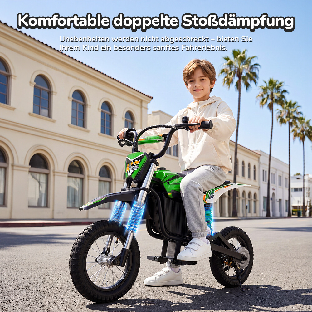 Un ragazzo siede su una moto elettrica verde per bambini su una strada con palme sullo sfondo.