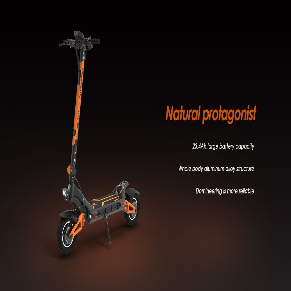 Un monopattino elettrico arancione e nero su sfondo scuro con testo promozionale su batteria e corpo in alluminio.