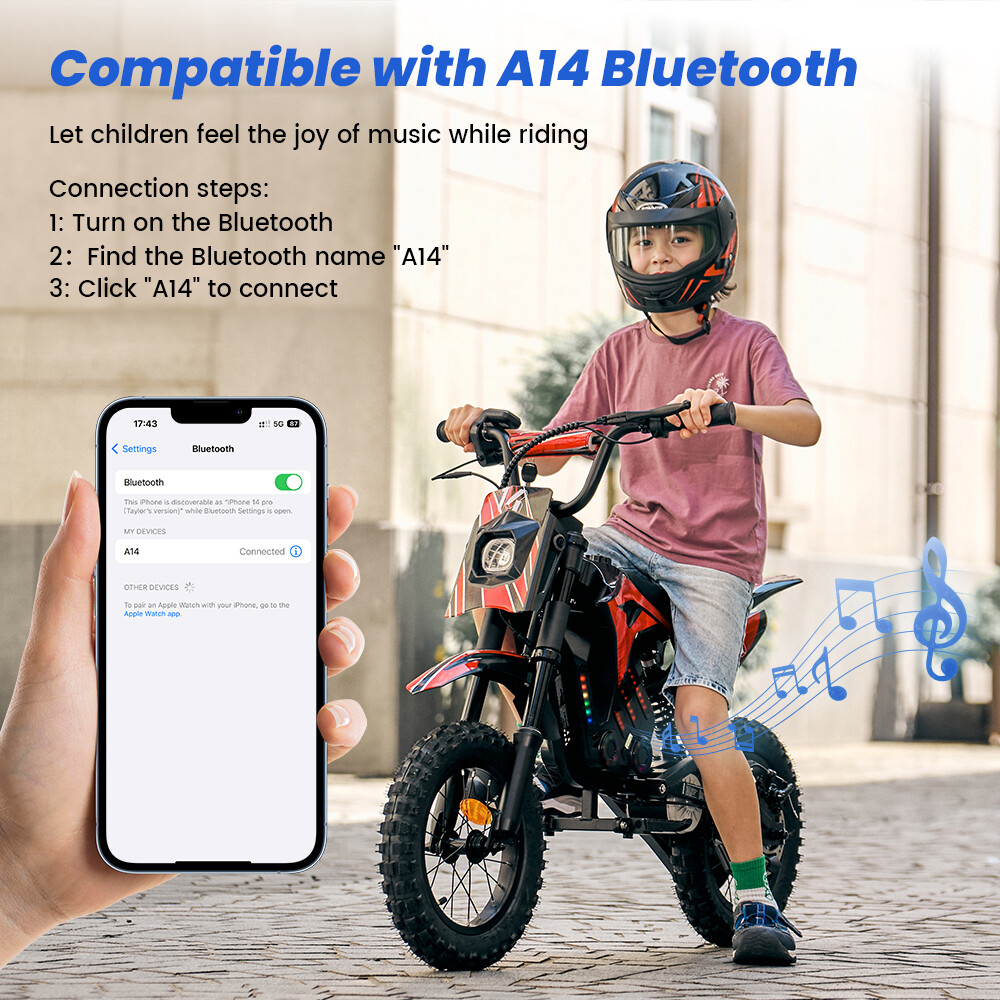 Un bambino con casco guida una moto rossa mentre uno smartphone mostra una connessione Bluetooth.