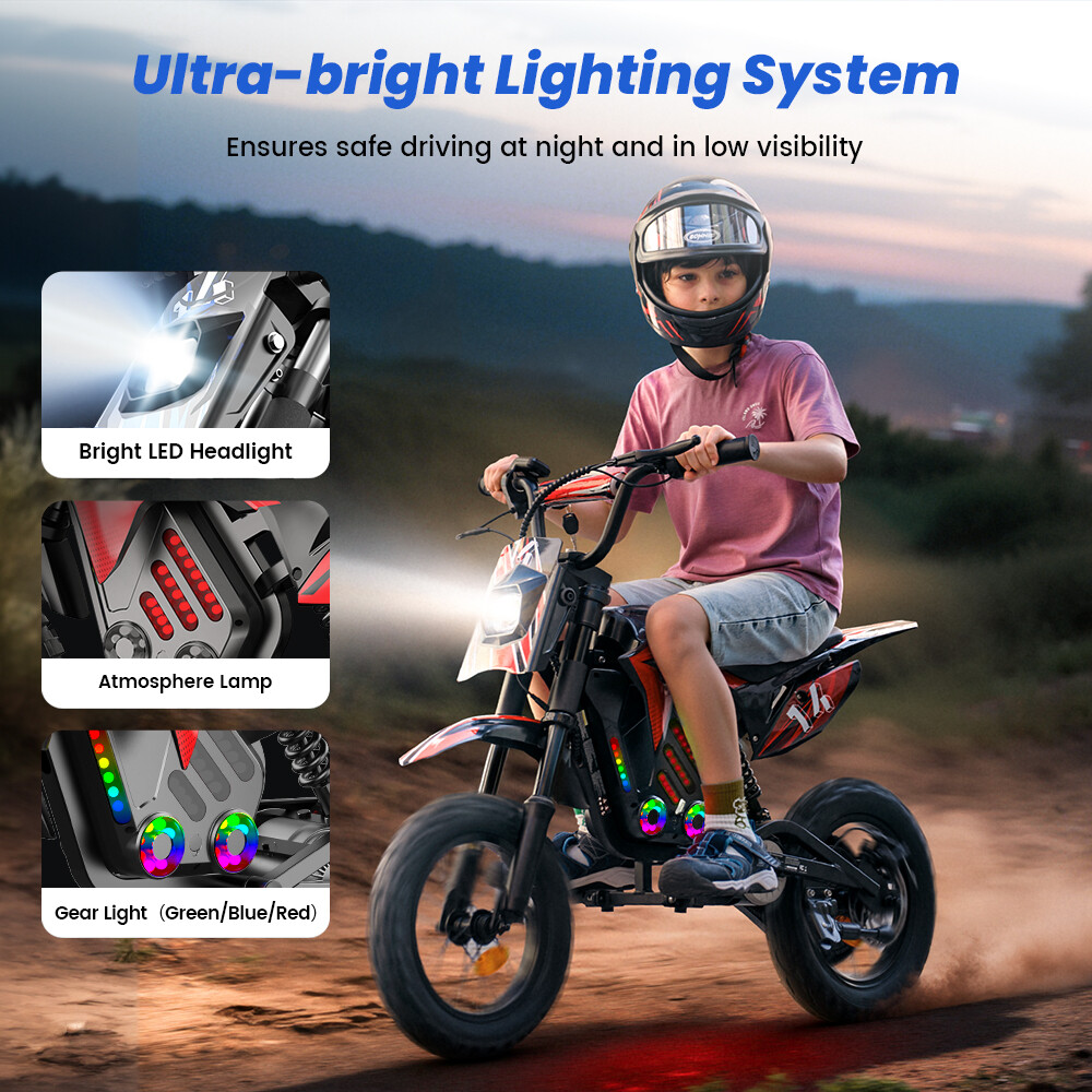 Un bambino con casco guida una mini moto da cross con fari LED su un sentiero sterrato.