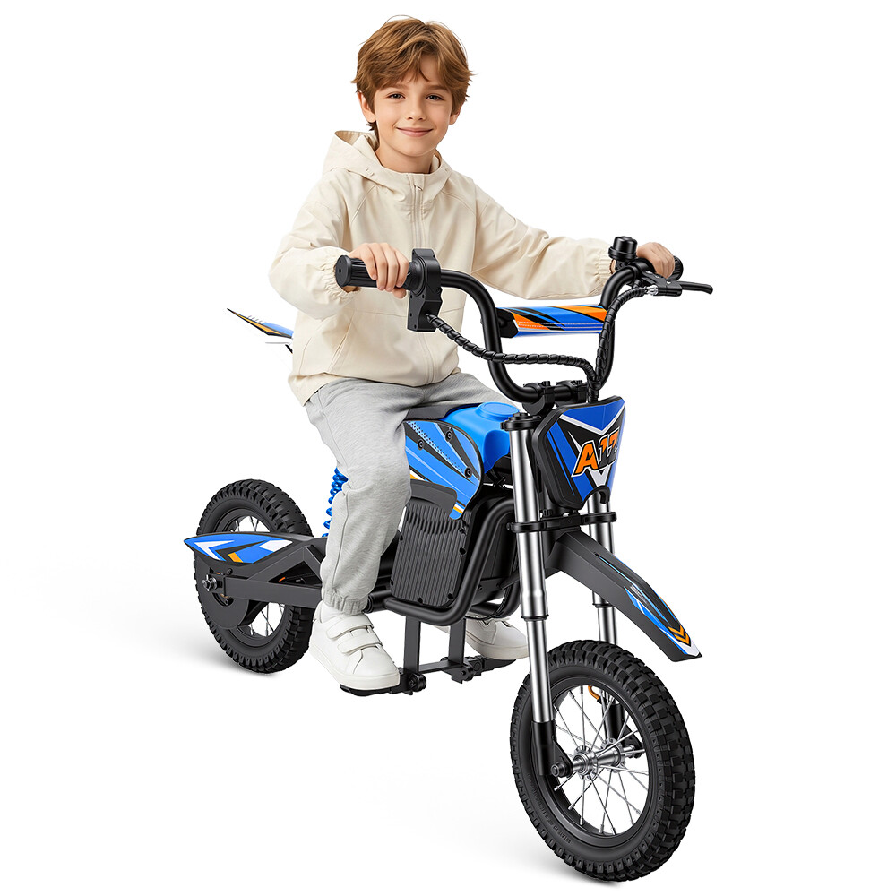 Un bambino sorride seduto su una minimoto elettrica blu e nera su sfondo bianco.