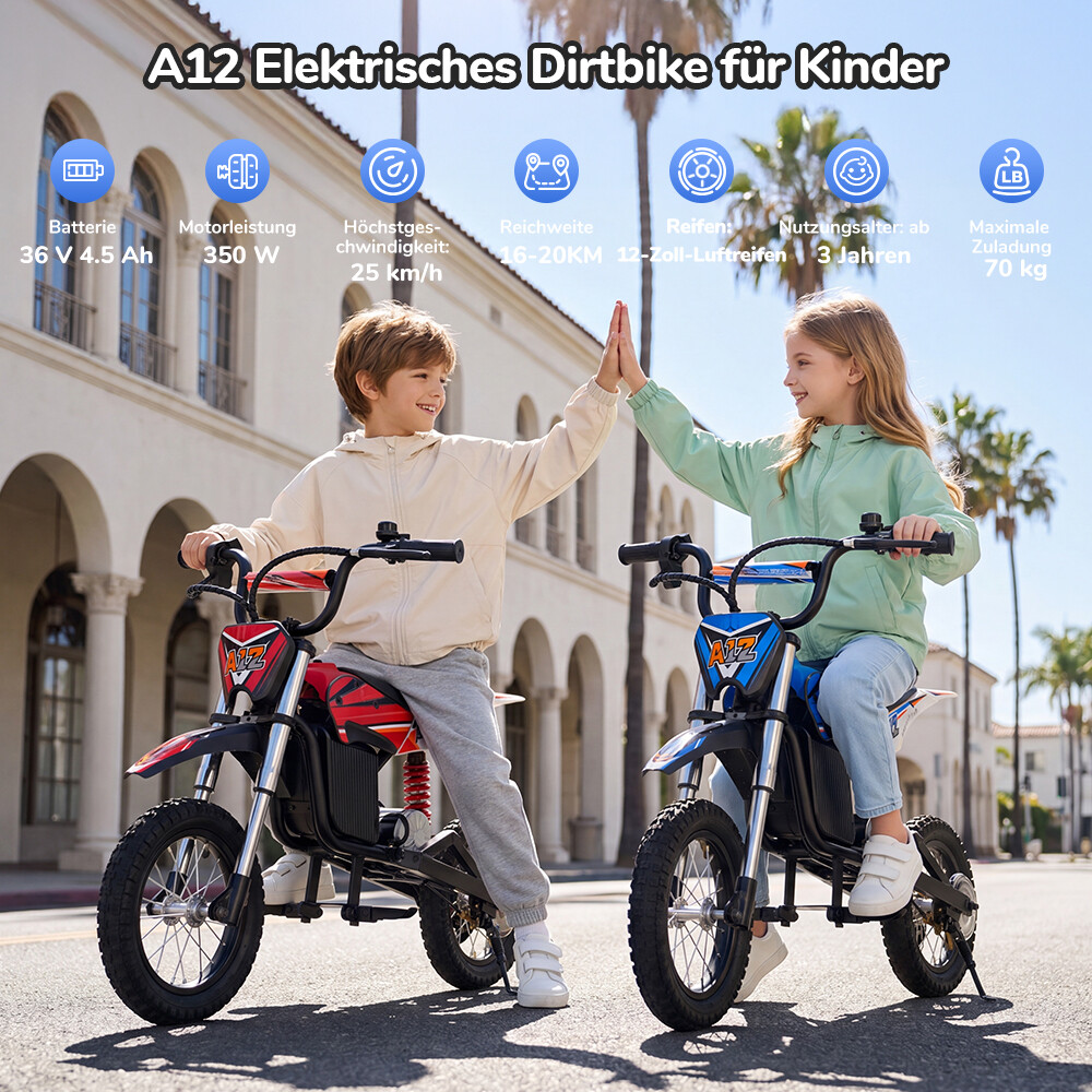 Due bambini si danno il cinque su moto da cross elettriche davanti a un edificio bianco.