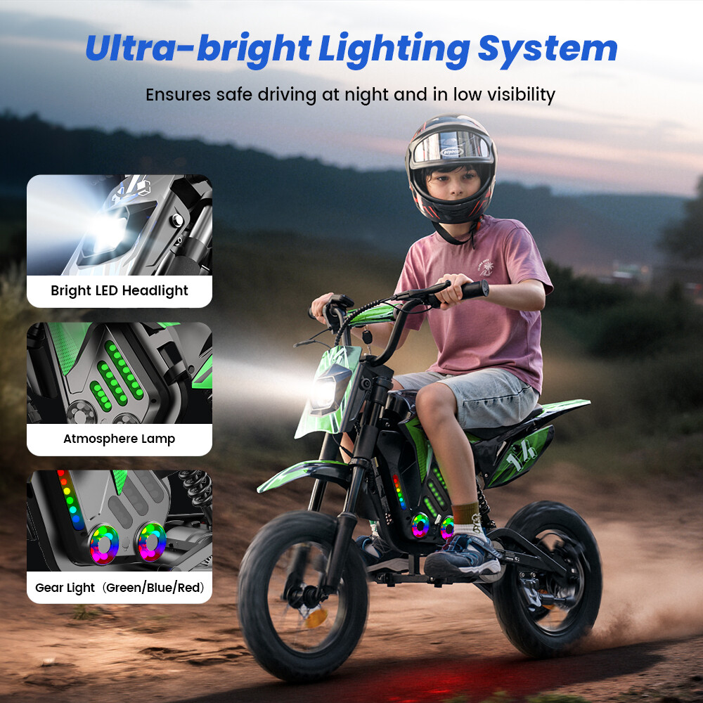 Bambino che guida una moto elettrica verde con fari LED luminosi su una pista sterrata.