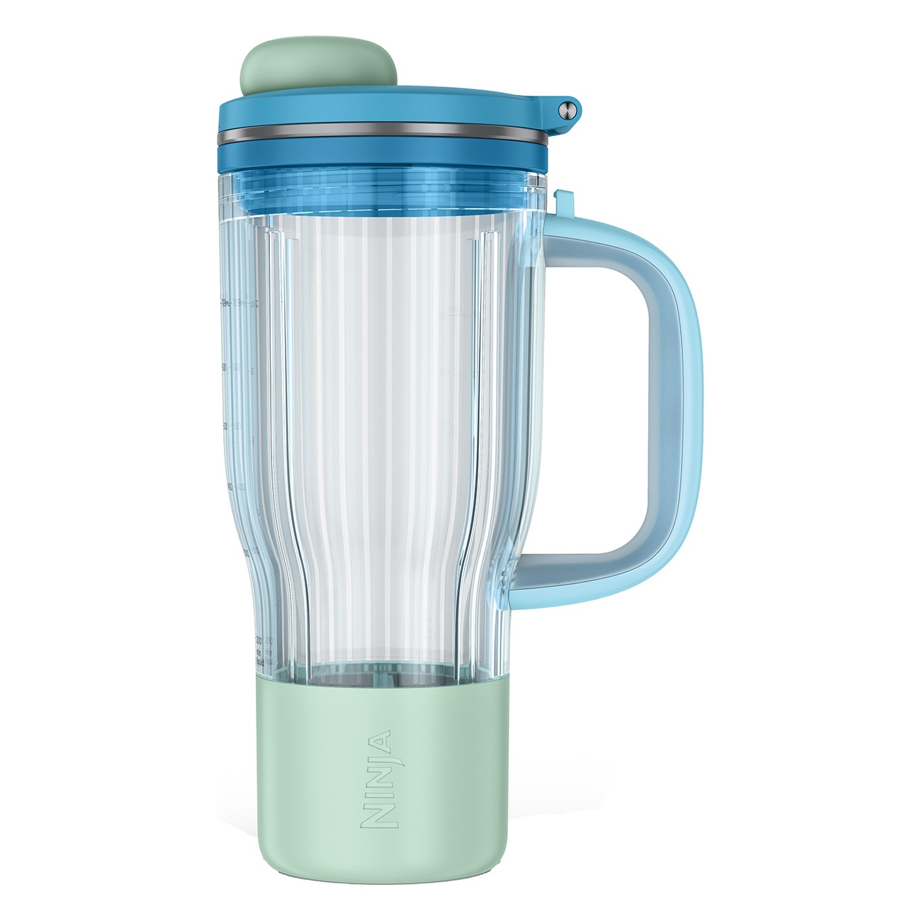 Bicchiere frullatore Ninja trasparente con manico azzurro, coperchio blu e base verde menta su sfondo bianco.
