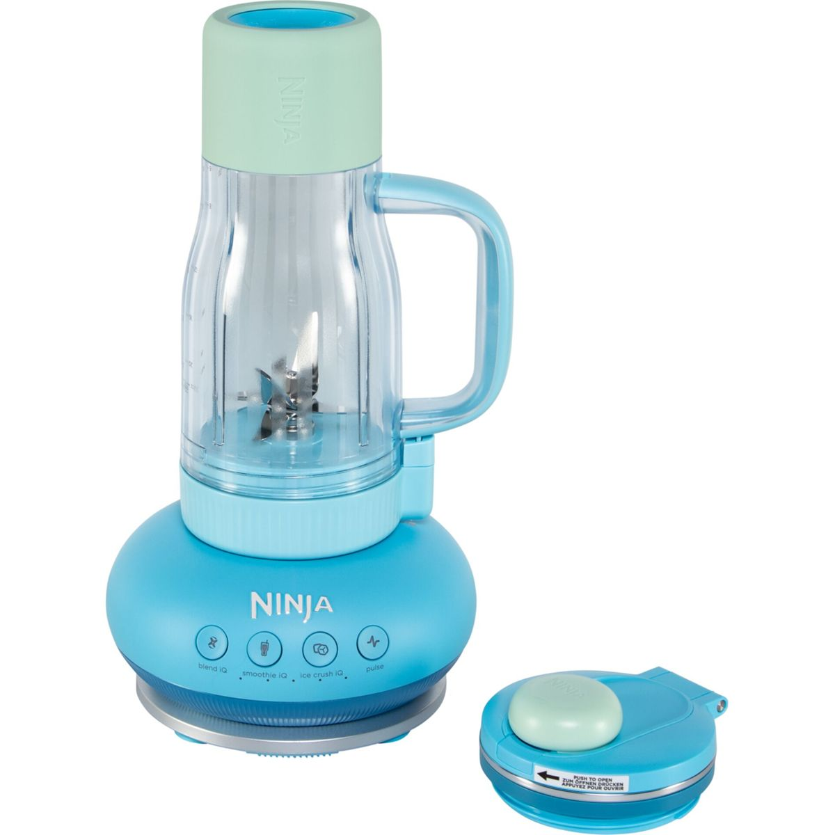 Un frullatore Ninja blu e verde menta con tazza rimovibile e pulsanti di controllo.