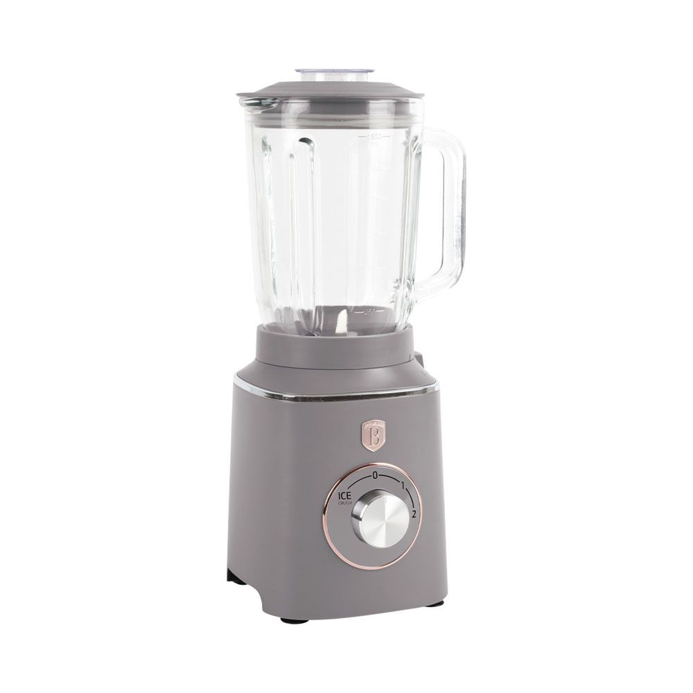 Un blender électrique gris avec un pichet en verre et un sélecteur de vitesse argenté sur fond blanc.