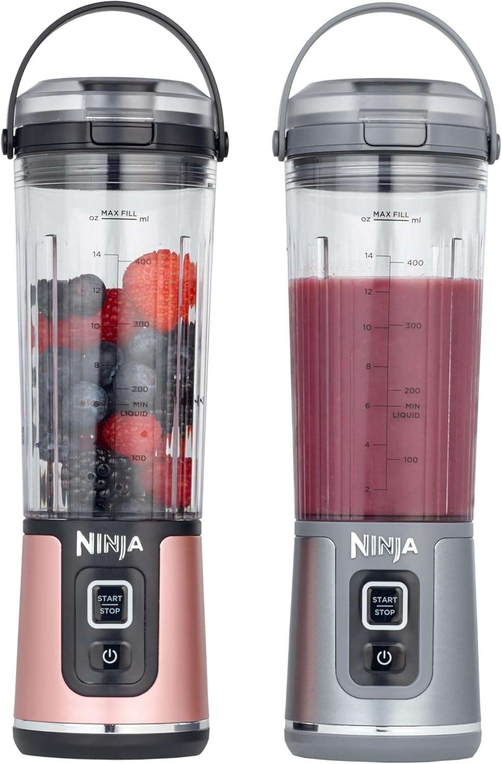 Zwei Ninja-Mixer: Einer mit Beeren gefüllt, der andere mit einem roten Smoothie.