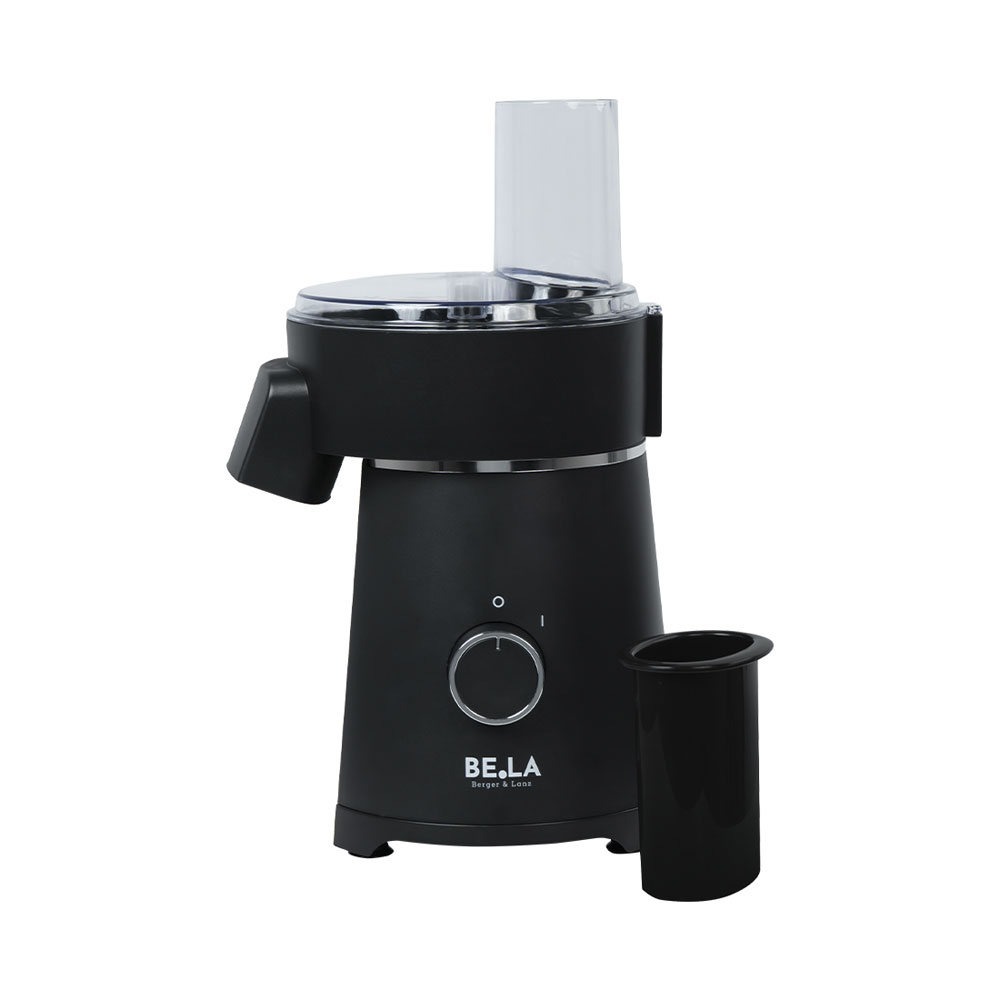 Robot culinaire noir avec accessoire transparent et tasse noire à côté sur fond blanc.