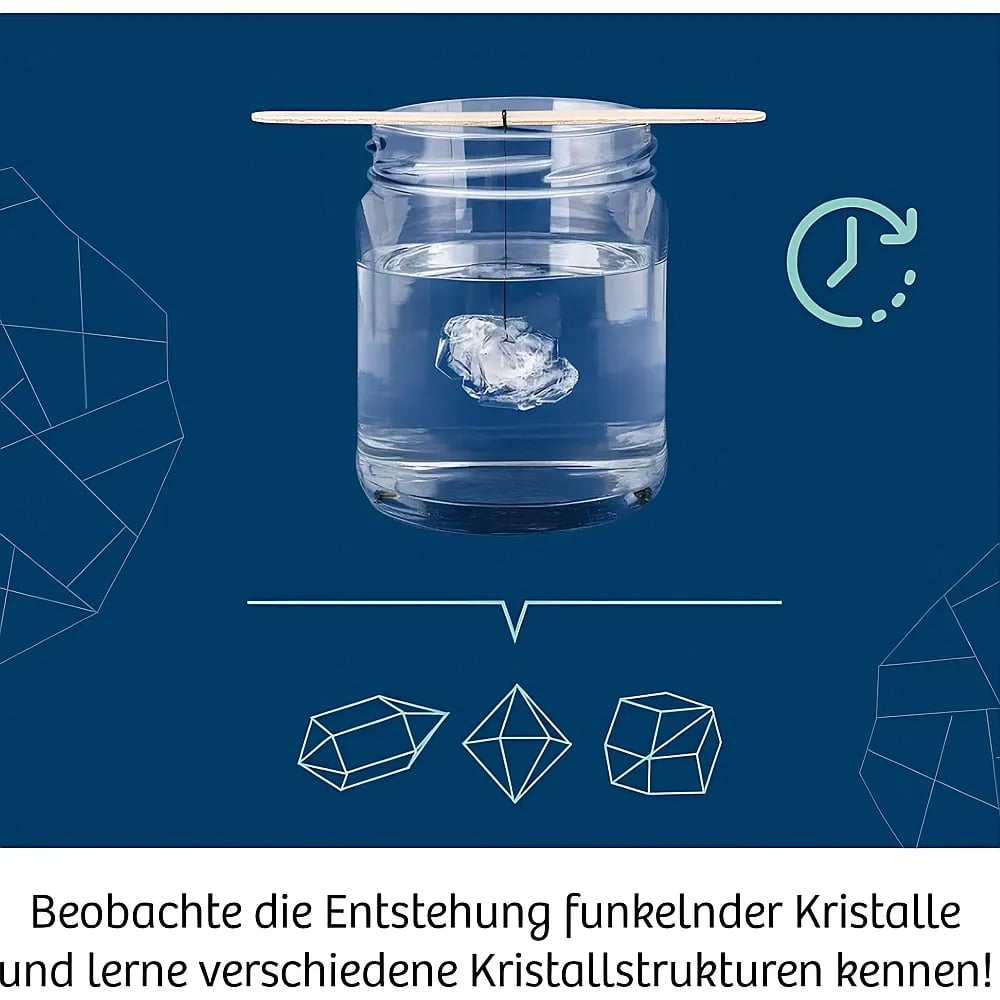 Ein Kristall hängt an einem Stab in einem Glas Wasser auf blauem Hintergrund mit geometrischer Kristallkunst.