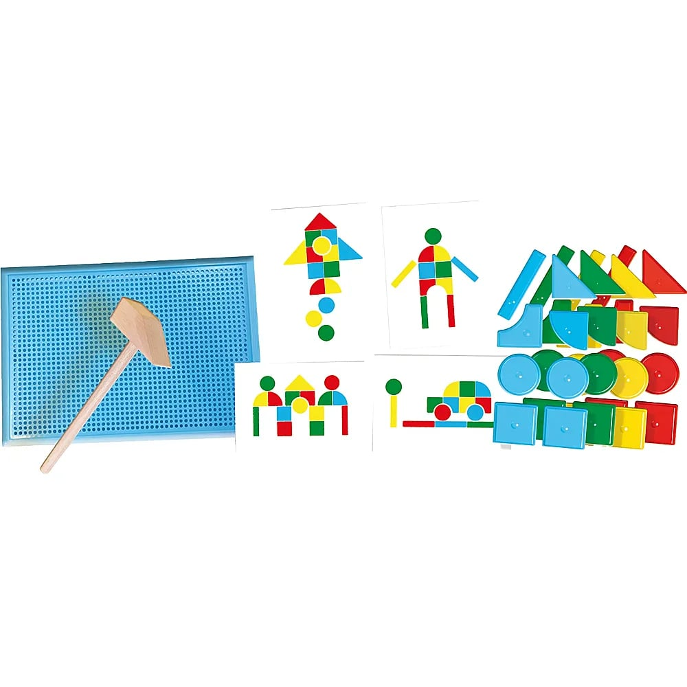 Kinderspielzeug mit blauer Lochplatte, Holzhammer, bunten Formen und Vorlagenkarten auf weißem Hintergrund.