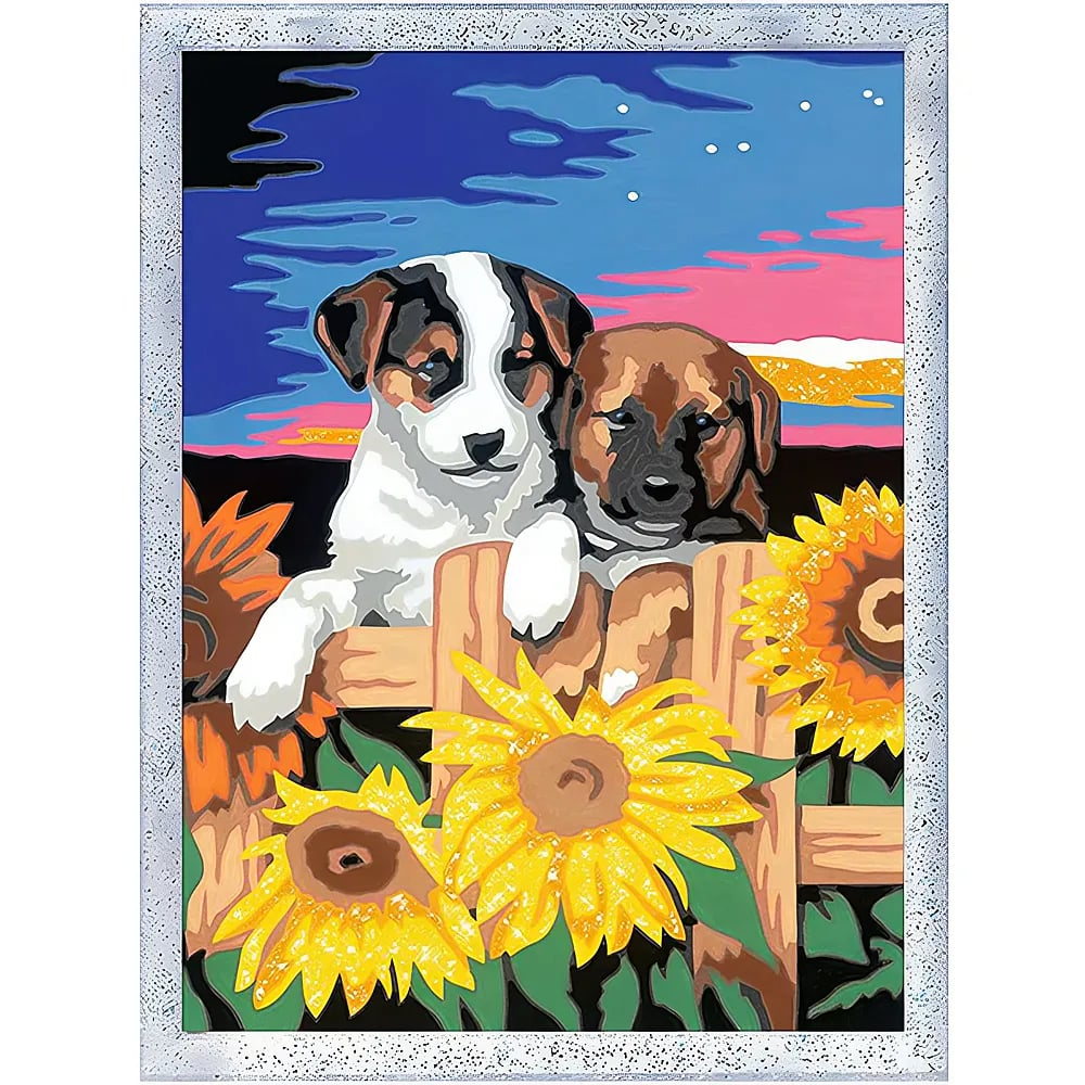 Zwei Hunde blicken hinter einem Holzzaun hervor, umgeben von Sonnenblumen vor einem blauen und rosa Abendhimmel.
