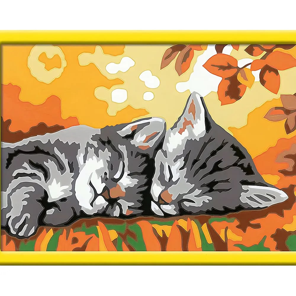 Zwei graue Katzen schlafen friedlich im Herbstlaub vor einem gelben Hintergrund.